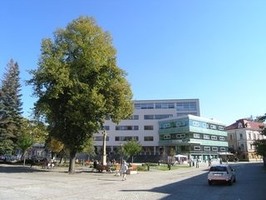 Pohled na Dolní náměstí od budovy Komerční banky. Vidíme budovu Masarykovy veřejné knihovny a Informačního centra