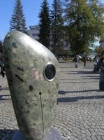 Planetka Vsetín - sochařsky pojatý objekt planetky, jejíž skutečná předloha krouží ve vesmíru pod číslem 27079.