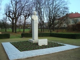 Busta F. X. Richtera v zámecké zahradě