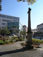 Kříž z roku 1775 na Dolním náměstí. Ryska na něm ve výšce 188 cm ukazuje výšku povodně z roku 1854.