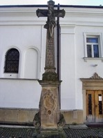 Barokní kříž u kostela z roku 1783.