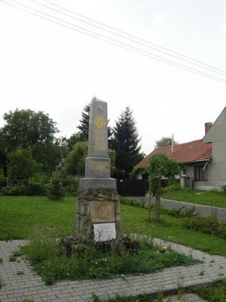 Památník padlým a zemřelým hrdinům ve světové válce s pamětní deskou obětem II. světové války