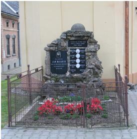 Památník padlým a zemřelým vojínům ve světové válce s pamětní deskou partyzánovi