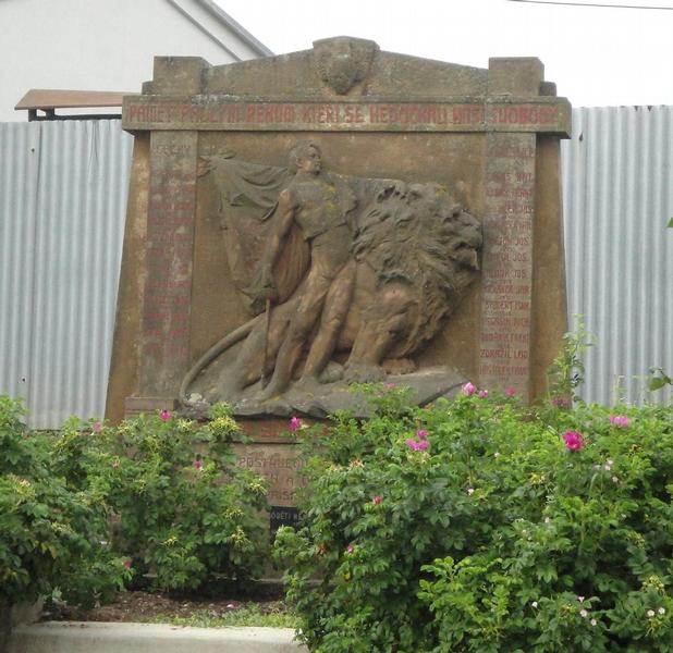 Památník padlým ve světové válce s pamětní deskou obětem II. světové války