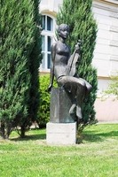 Bronzová socha houslistky před Základní uměleckou školou F. X. Richtera