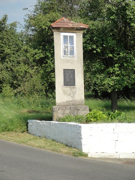 Kaplička s pamětní deskou obětem fašismu