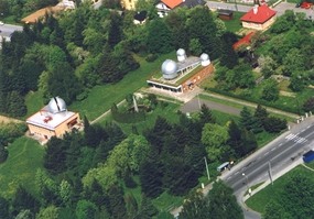 Letecký pohled na areál Hvězdárny Valašské Meziříčí.