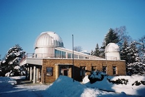 Hlavní budova Hvězdárny Valašské Meziříčí v zimě.