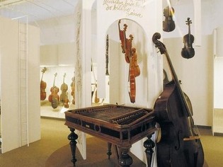 Expozice hudebních nástrojů - zámek Strážnice