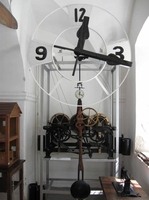 Věžní hodiny z místního kostela