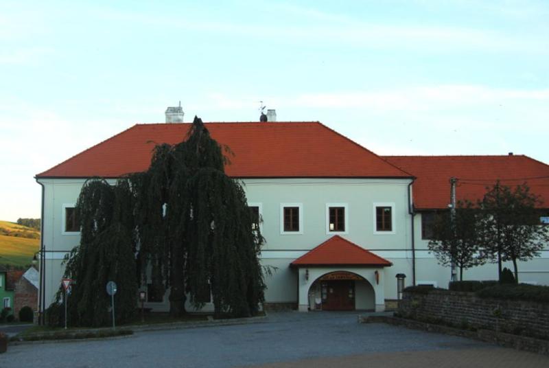 RESTAURACE A PENZIONU NA ZÁMEČKU