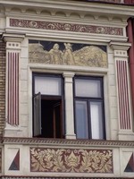Detail sgraf.výzdoby dle návrhů Mikoláše Alše
