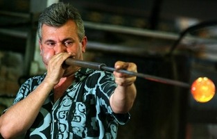 Sklárna Květná, sklář fouká sklo