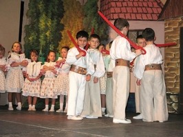 Tanec Pod šable tancují během FAŠANKU i ti nejmenší školkaři.