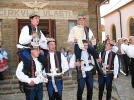 Hody ve Strání probíhají v září, většinou 2 víkend kolem svátku Povýšení sv.Kříže, na fotce stárek a mládek. 