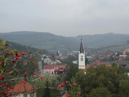 pohled na obec z nedobudovaného železničního náspu