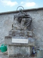 Kamenná pieta Panny Marie na hřbitově