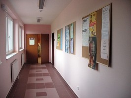 chodba do Infocentra a knihovny