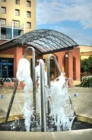 Fontána před vchodem
