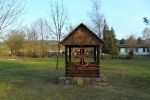 První objekt skanzenu - studna, která stála původně v centru Valašských Klobouk (v Zákostelí)