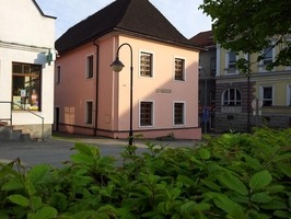 Červený dům stoji jižní části náměstí