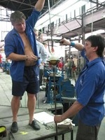 mistři skláři při práci