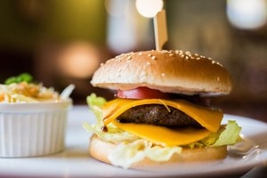 Hovězí cheeseburger Tacl 100% mleté hovězí maso.