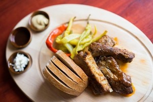 Specialita podniku - Pečená vepřová žebra v medovo-pikantní marinádě.