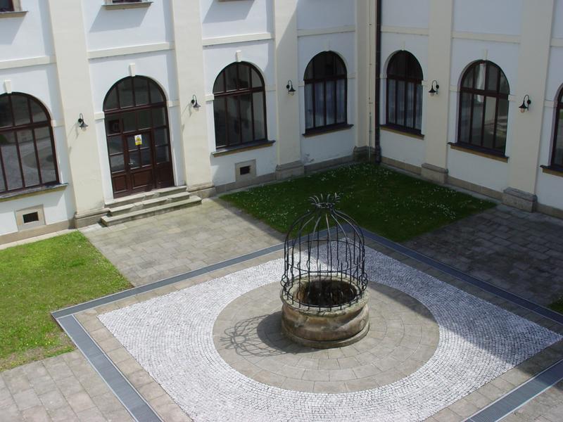 Studna na nádvoří Františkánského kláštera