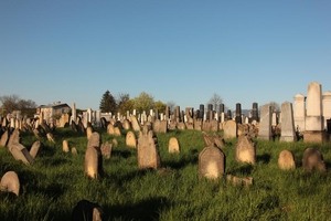 Holešovský židovský hřbitov se sv. Hostýnem v pozadí