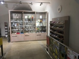 vitrína se suvenýry