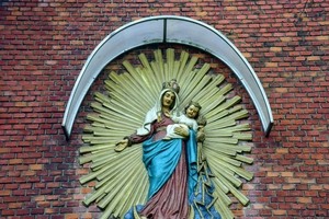 Socha Hostýnské Madony na kapli sv. Cyrila a Metoděje v Komárně