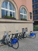 sdílená kola před informačním střediskem