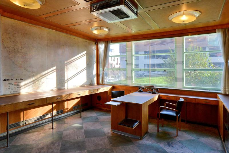 Pojízdná baťovská kancelář ve výtahu 21. budovy