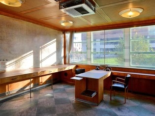 Pojízdná baťovská kancelář ve výtahu 21. budovy