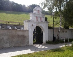 Milovice – hřbitovní brána