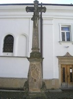 Kříž u kostela z roku 1771